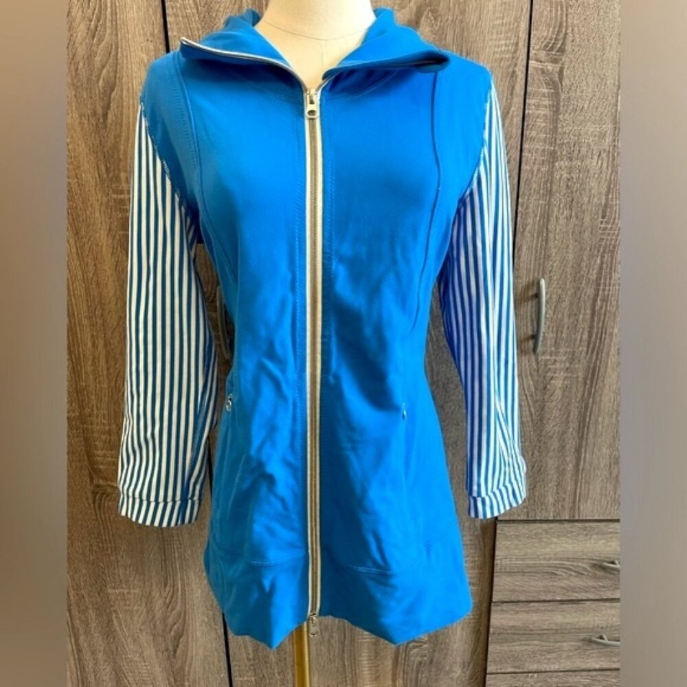 LULULEMON Blue & White Zip up Jacket with 3/4 length striped sleeves. Sz8